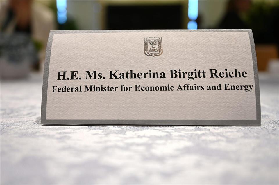 Ein Namensschild kündigt Wirtschaftsministerin Reiche in Israel anElisa Schu/dpa