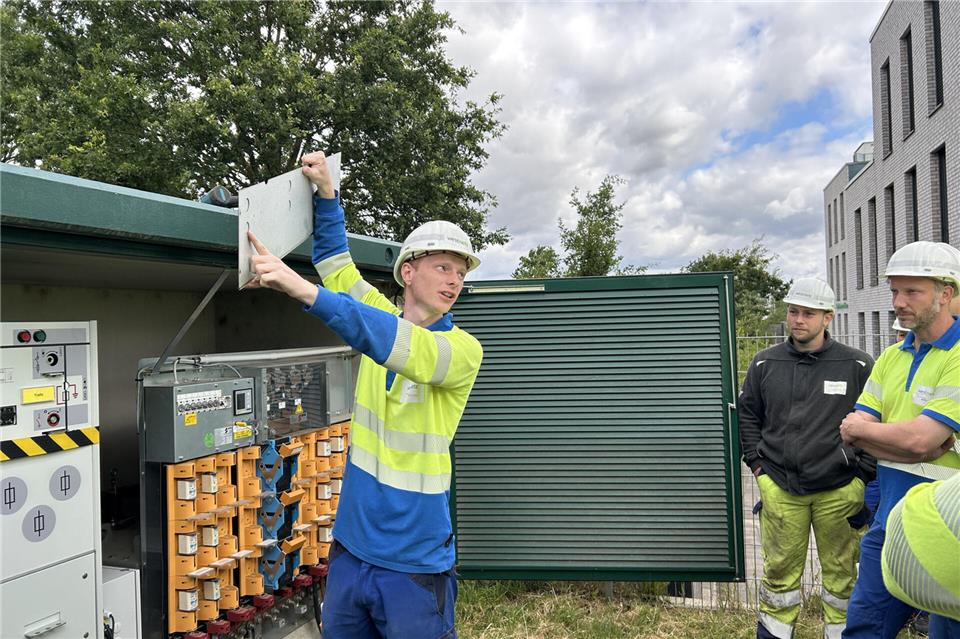Ein Netzmonteur erklärt den Einbau eines Retrofit-Moduls. Ein Netzmonteur erklärt den Einbau eines Retrofit-Moduls. Damit hat Westnetz bereits 90 Stationen in Gescher, Heiden, Raesfeld, Reken und Velen ausgestattet