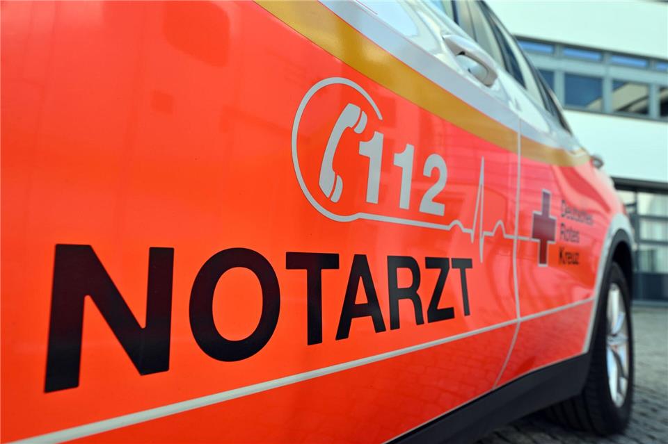 Ein Notarzfahrzeug überschlägt sich bei einem Unfall im Landkreis Wesermarsch mehrmals. (Symbolbild)Martin Schutt/dpa