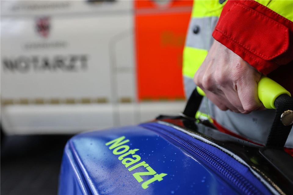 Ein Notarzt ist im Einsatz. (Symbolbild)Oliver Berg/dpa