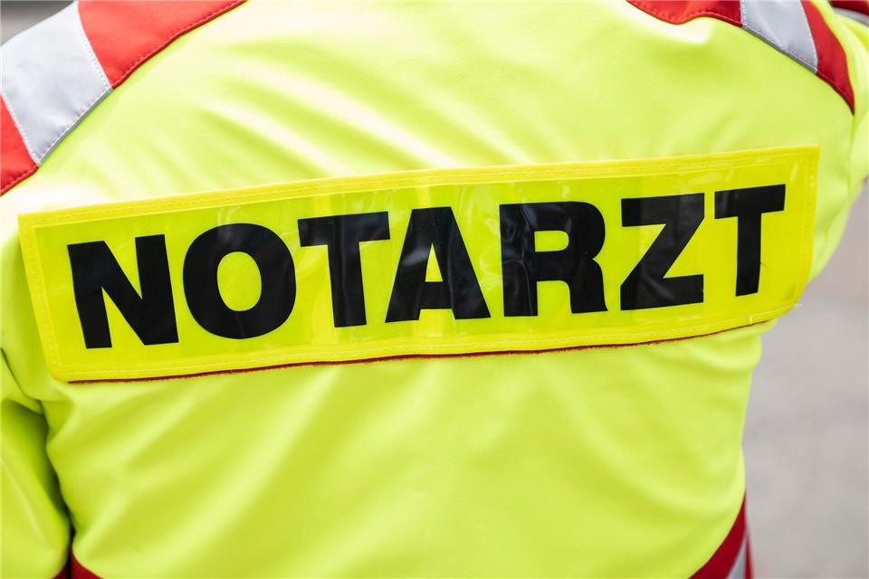 Ein Notarzt konnte den verunglückten 33-Jährigen am Badesee nicht mehr wiederbeleben. (Symbolbild)Boris Roessler/dpa