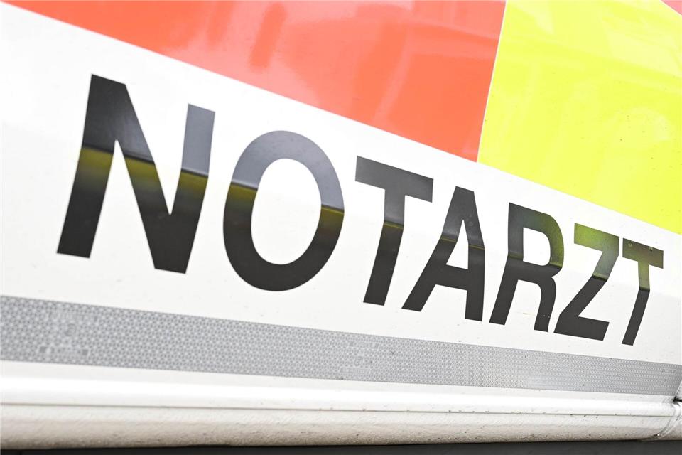 Ein Notarzt konnte nur noch den Tod des Mannes feststellen. (Symbolbild)Bernd Weißbrod/dpa