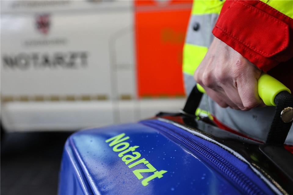Ein Notarzt versorgte den Mann. (Symbolbild)Oliver Berg/dpa