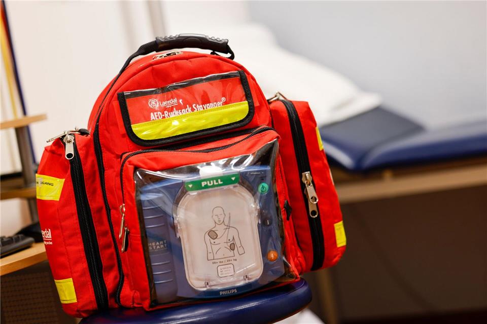 Ein Notfall-Arztrucksack steht in einer Hausarztpraxis. (Symbolbild)Thomas Banneyer/dpa