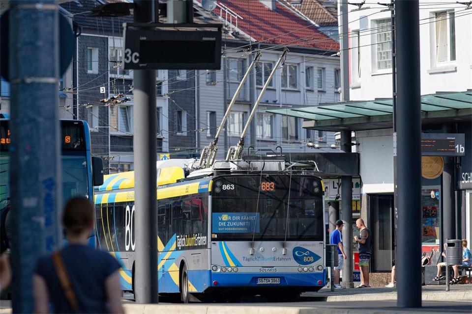 Ein O-Bus auf seiner Tour durch Solingen. (Archivbild)Henning Kaiser/dpa