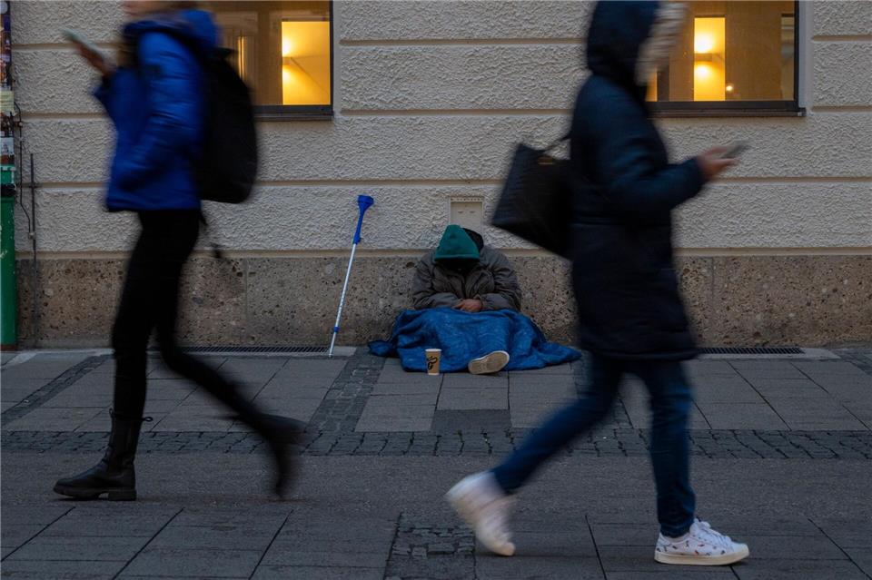 Ein Obdachloser in München. (Symbolbild)Peter Kneffel/dpa