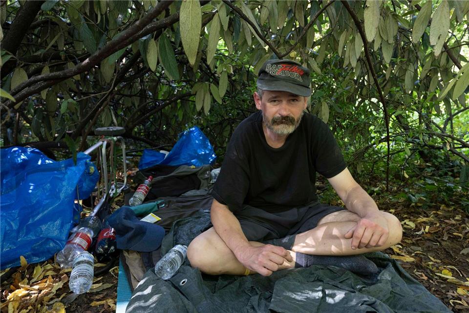 Wie Hessens Städte in der Hitze Obdachlose versorgen Ein Obdachloser in einem Frankfurter Park wird mit Wasser versorgtBoris Roessler/dpa