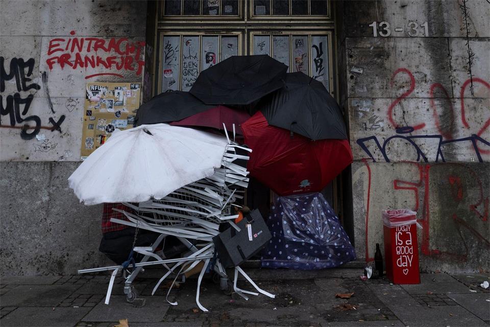Ein Obdachloser schläft inmitten seiner Habseligkeiten in einem Hauseingang in Frankfurt. (Symbolbild)Boris Roessler/dpa