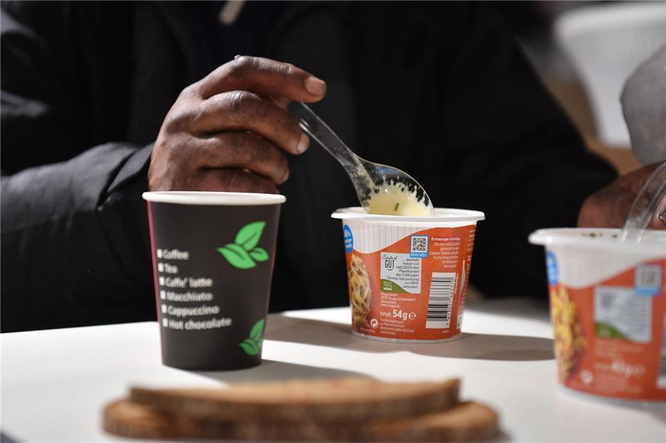 Ein Obdachloser sitzt im Nachtcafe am Bahnhof Zoo. (Archivbild)Paul Zinken/dpa
