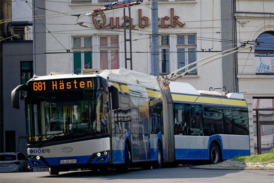 Ein Oberleitungsbus fährt durch die Innenstadt von Solingen. (Archivbild)Henning Kaiser/dpa
