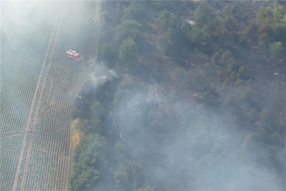 Ein Ödlandbrand bei Neustrelitz beschäftigt die Einsatzkräfte.Landkreis Mecklenburgische Seenplatte./dpa