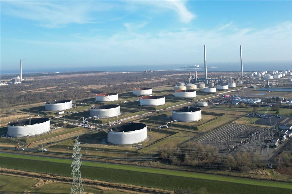 Ein Öl-Tanklager in Wilhelmshaven. Ifo-Präsident Fuest rät zu vorsichtigem Umgang mit Reserven. (Symbolbild)Lars Penning/dpa