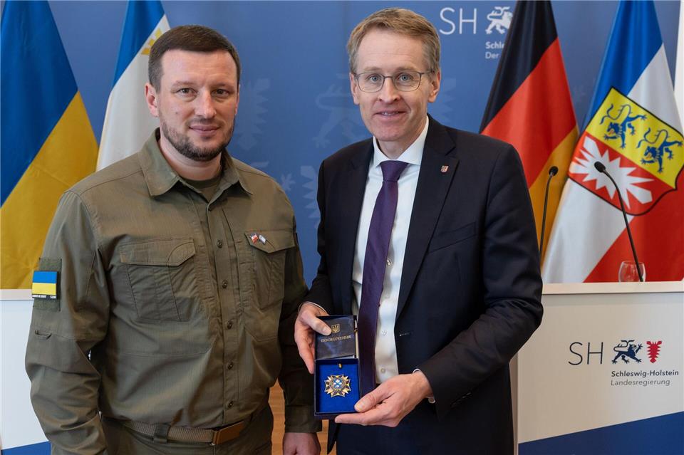 Ein Orden für Daniel Günther (rechts, CDU), übergeben von Chersons Gouverneur Oleksandr Prokudin.Ulrich Perrey/dpa