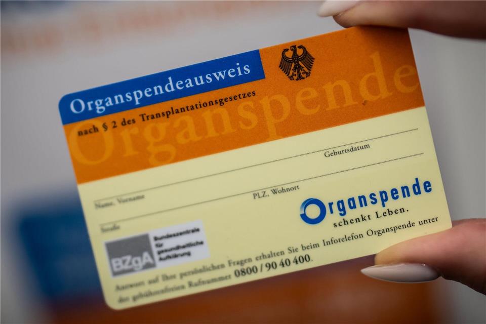 Ein Organspende-Ausweis dokumentiert die Entscheidung. (Archivbild)Michael Kappeler/dpa