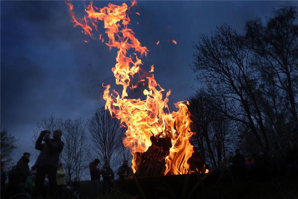 Ein Osterfeuer hat einen Brandherd an einer Scheune ausgelöst. (Symboldbild)   Karl-Josef Hildenbrand/dpa