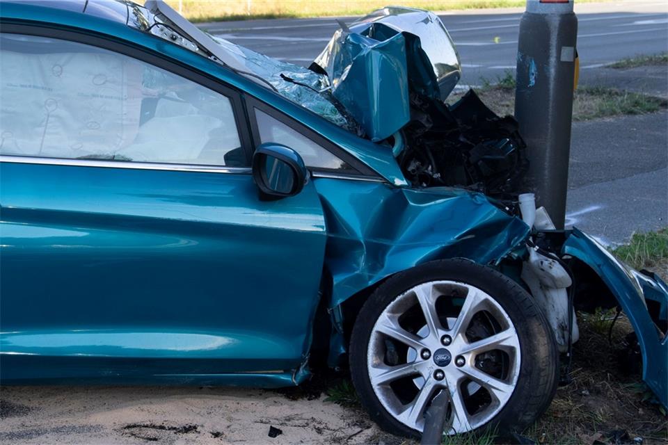 Ein PKW ist nach einem Unfall schwer beschädigt. Auf viele Autobesitzer kommen in diesem Herbst Preiserhöhungen ihrer Versicherer zu.