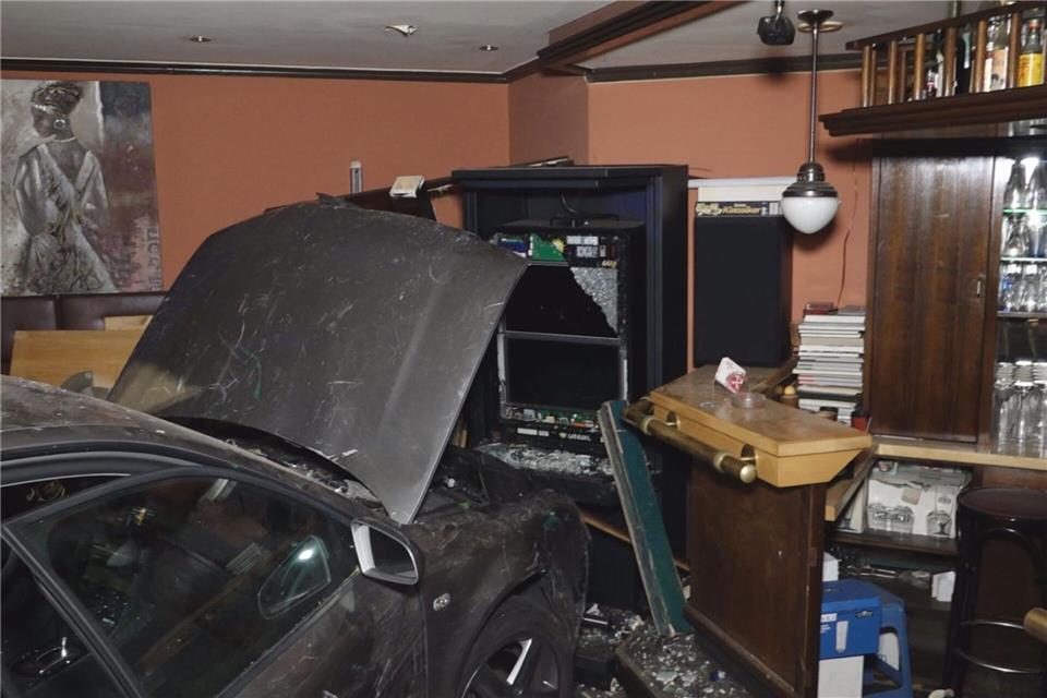 Ein PKW steht nach einem Unfall vor einer Kneipen-Bar.-/Nord-West-Media TV /dpa