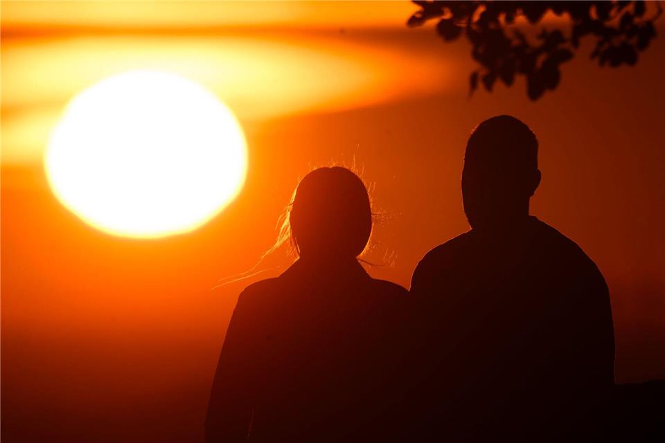 Ein Paar bei SonnenaufgangJulian Stratenschulte/dpa