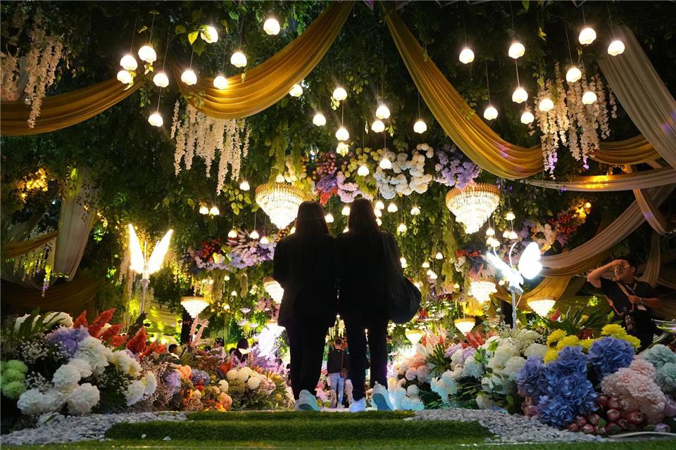 Ein Paar betritt einen Veranstaltungsort während einer LGBTQIA+-Verlobungszeremonie am Valentinstag.Aaron Favila/AP/dpa