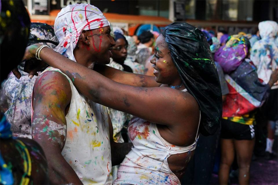 Ein Paar tanzt beim Notting Hill Carnival in LondonAlberto Pezzali/AP/dpa