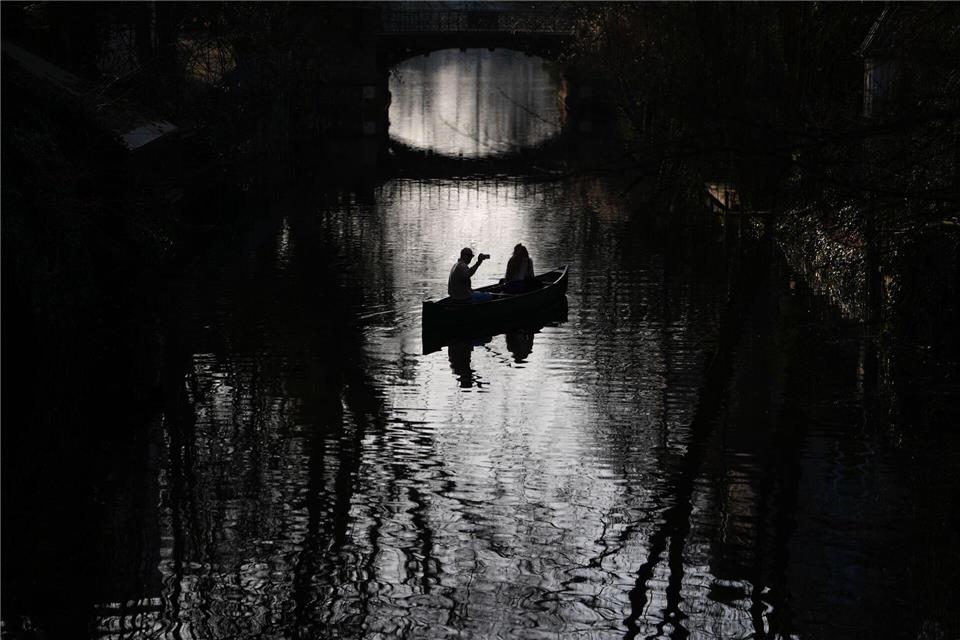 Ein Pärchen fotografiert sich mit einem Smartphone in einem Kanu während der Fahrt auf dem Uhlenhorster Kanal.Marcus Brandt/dpa