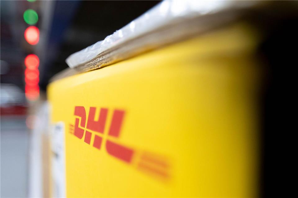 Ein Paket von DHL in einem Logistikzentrum - wertvolle Pakete in die USA werden vorerst nicht mehr angenommen.Hendrik Schmidt/dpa