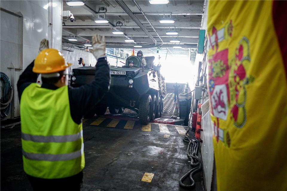 Ein Panzer wird vom Flagschiff auf ein Landeboot verladen. Kay Nietfeld/dpa