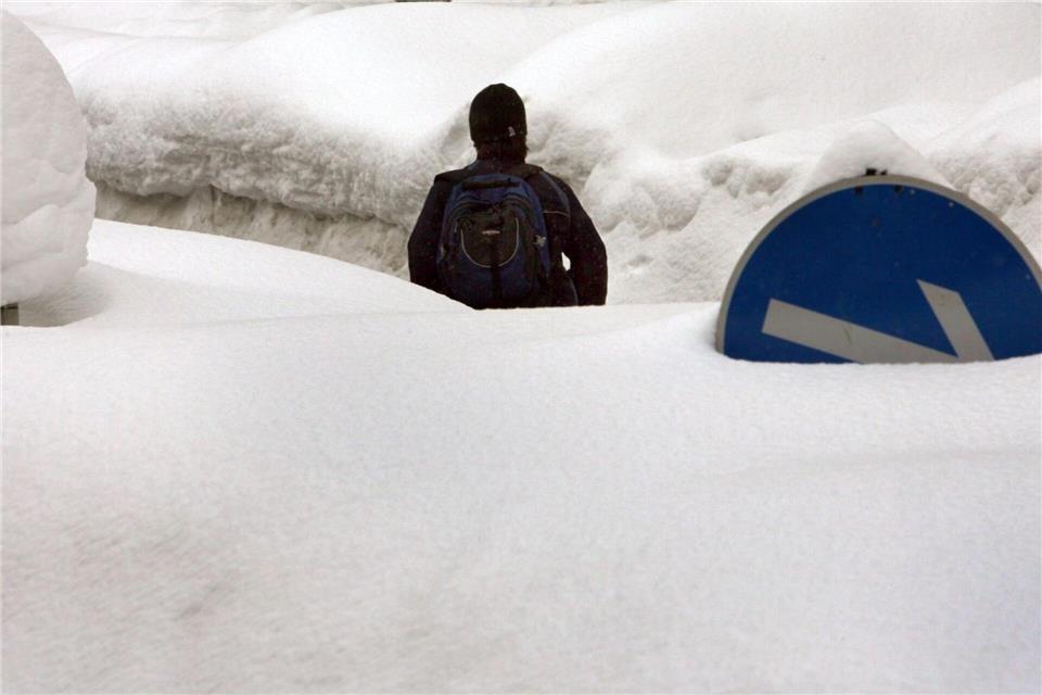 Ein Passant lief am 9. Februar 2006 in Zwiesel durch die Schneemassen. (Archivbild)Frank Leonhardt/dpa