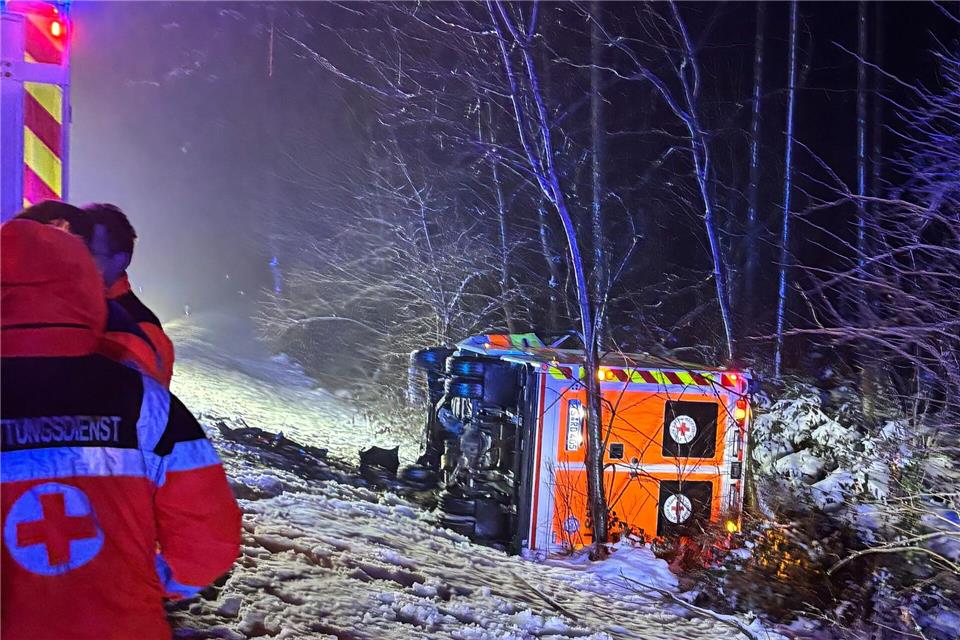 Ein Patient befand sich zum Unfallzeitpunkt nicht im Rettungswagen. (Handout)Bayerisches Rotes Kreuz/dpa