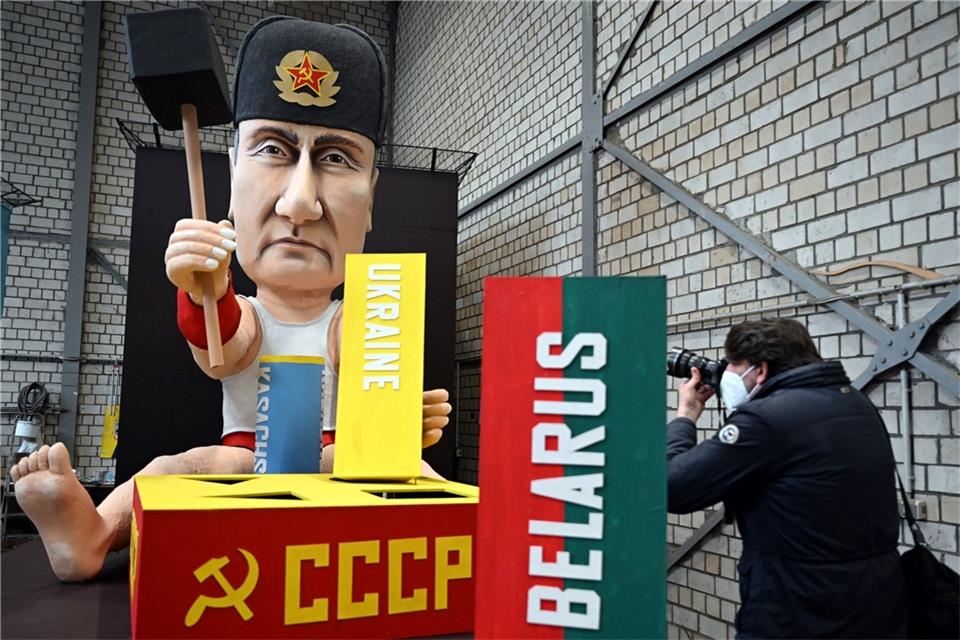 Bissig gegen Putin und Impfgegner: Karnevalswagen in Köln Ein Persiflagewagen mit dem Motiv "Putins Spielchen" steht in der Wagenbauhalle.