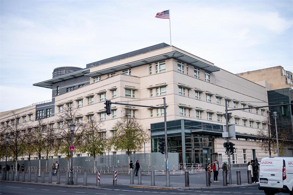 Ein Personenschutz-Kommando, das bei der US-Botschaft im Einsatz war, ist aufgelöst worden. (Archivbild) Fabian Sommer/dpa