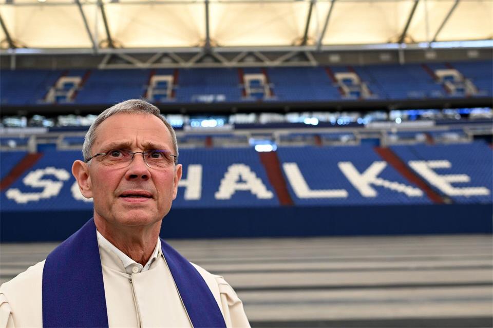 Ein Pfarrer auf Schalke: Stadionpfarrer Barth in der ArenaFederico Gambarini/dpa