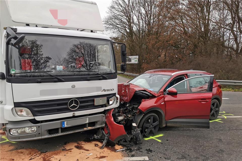 Verkehrsunfall mit zwei Fahrzeugen in Bahnhof Reken Ein Pkw ist in einen Lkw gefahren.