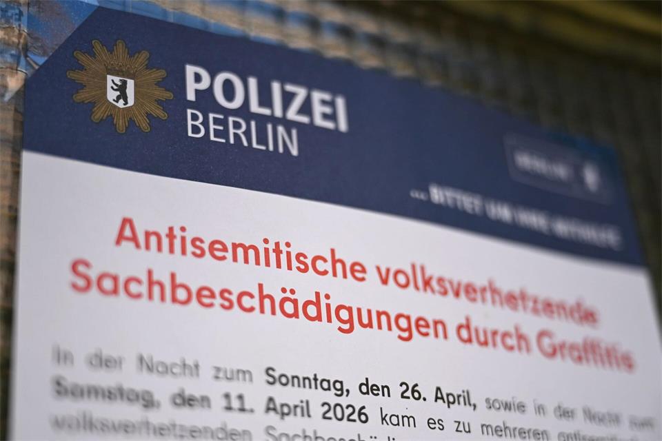 Ein Plakat der Polizei Berlin weist auf antisemitische und volksverhetzende Sachbeschädigungen durch Graffiti in der Umgebung hin. (Symbolbild) Elisa Schu/dpa