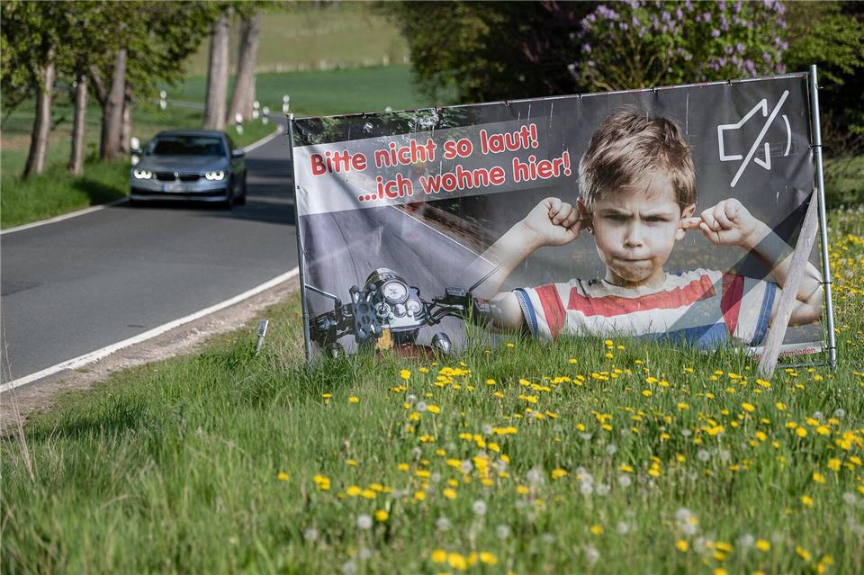 Ein Plakat gegen Motorradlärm - hier in Niedersachsen. (Archivbild)Swen Pförtner/dpa