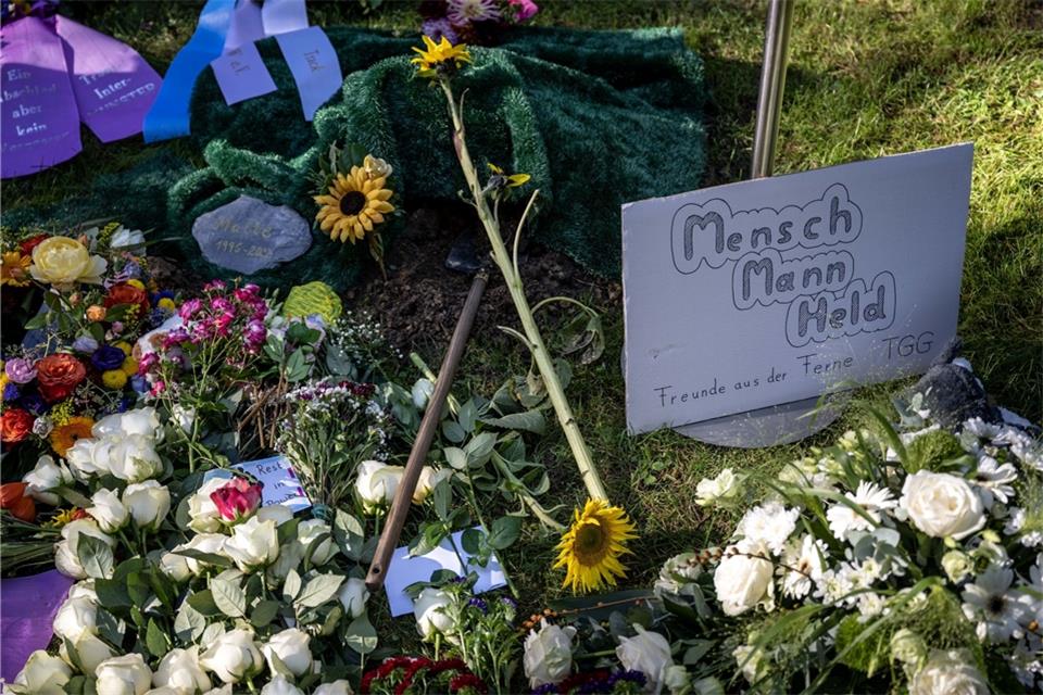 Ein Plakat mit der Aufschrift „Mensch, Mann, Held“ am Grab des verstorbenen Malte C. bei Münster.