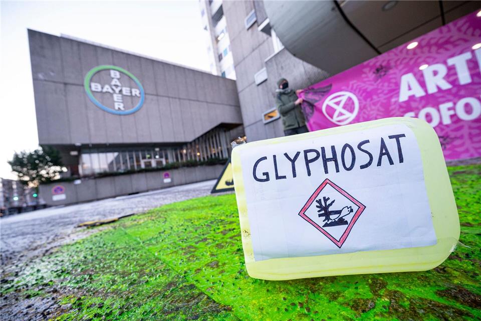 Ein Plastikcontainer mit der Aufschrift „Glyphosat“ bei einer Protestaktion vor dem Eingang des Chemiekonzerns Bayer. (Archivbild)Fabian Sommer/dpa