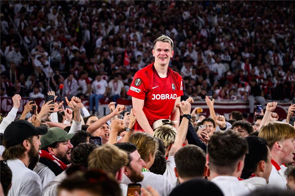 Ein Platzsturm mit Folgen: Die UEFA hat den Club dafür bestraft. (Archivbild)Tom Weller/dpa