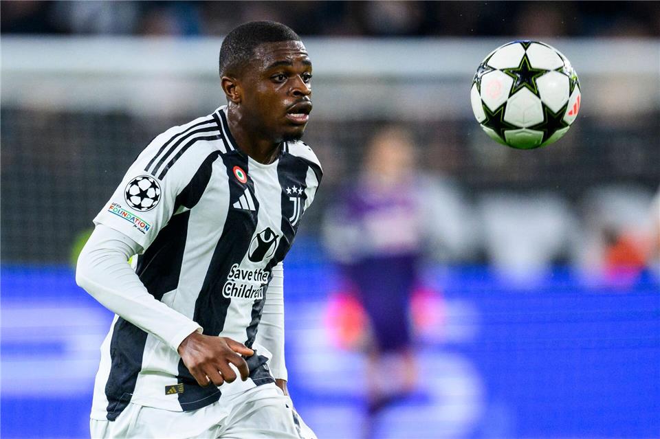 Ein Platzverweis für Juve-Spieler Pierre Kalulu sorgte in Italien für Ärger. (Archivbild)Tom Weller/dpa