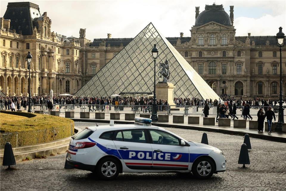 Bilder des Tages  Ein Polizeiauto parkt im Hof des Louvre. Eine Woche nach dem spektakulären Kunstraub im Pariser Louvre hat es zwei Festnahmen gegeben. Thomas Padilla/AP/dpa
