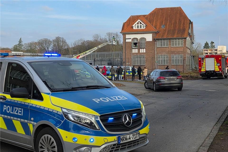 Ein Polizeiauto sperrt eine Straße ab, auf der ein Feuerwehrwagen steht. Guido Schulmann/tv-niederrhein/dpa