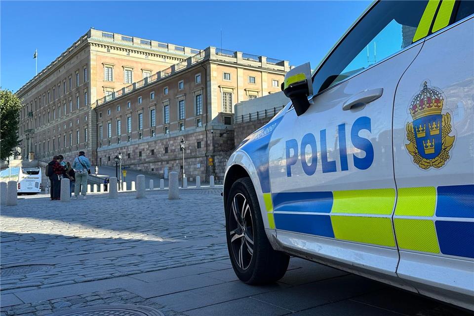 Ein Polizeiauto steht im Herzen von Stockholm vor dem Königsschloss. Nicht weit von dem Schloss entfernt befindet sich auch der Park Kungsträdgården. (Illustration)Steffen Trumpf/dpa