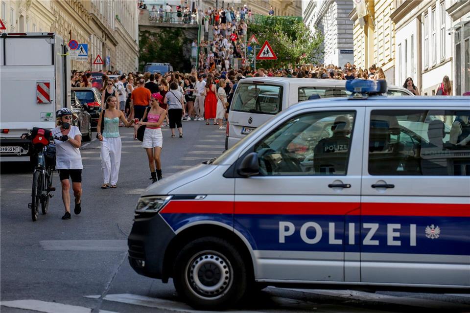 Ein Polizeiauto steht in der Nähe von versammelten „Swifties“, nachdem im Sommer 2024 Konzerte abgesagt wurden aus Angst vor einem Terroranschlag. (Archivbild)Heinz-Peter Bader/AP/dpa