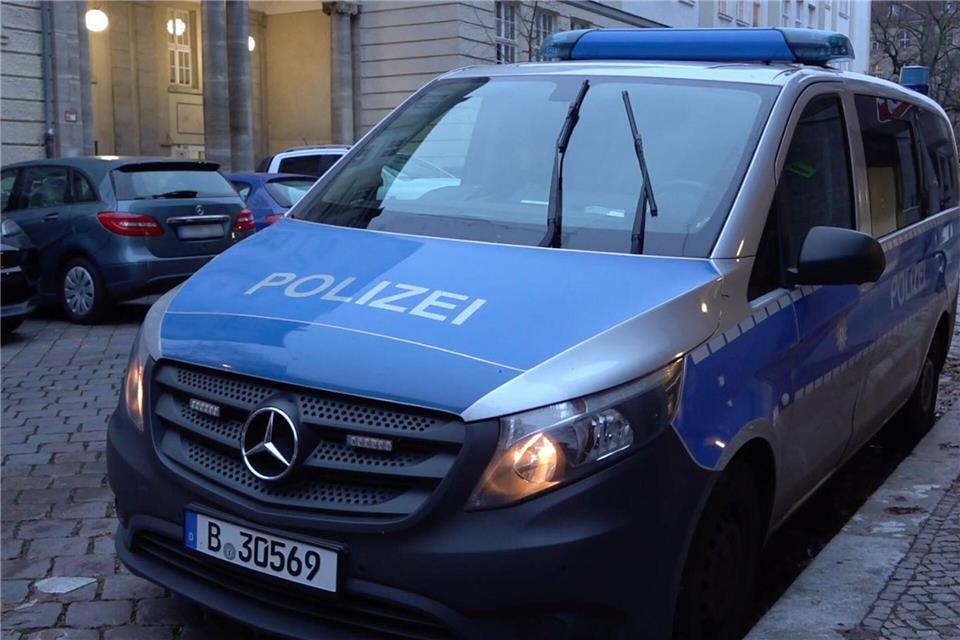 Ein Polizeiauto steht nach vermeintlichen Anschlagsandrohungen vor einer Berliner Schule.Sven Käuler/dpa