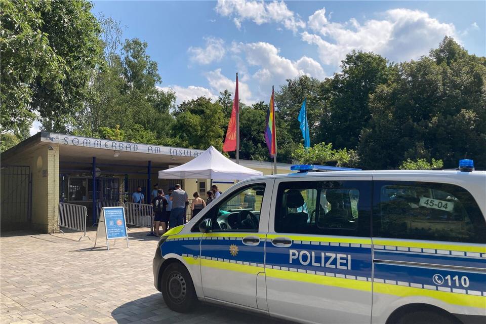 Ein Polizeiauto steht vor dem Berliner Freibad am Insulaner in Steglitz. (Archivbild)Marion van der Kraats/dpa