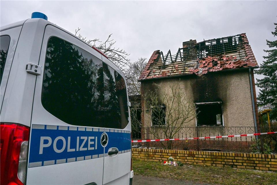 Ein Polizeiauto steht vor einem Haus in Berlin-Mahlsdorf, in dem nach einem Feuer ein Kind gestorben ist.Jens Kalaene/dpa