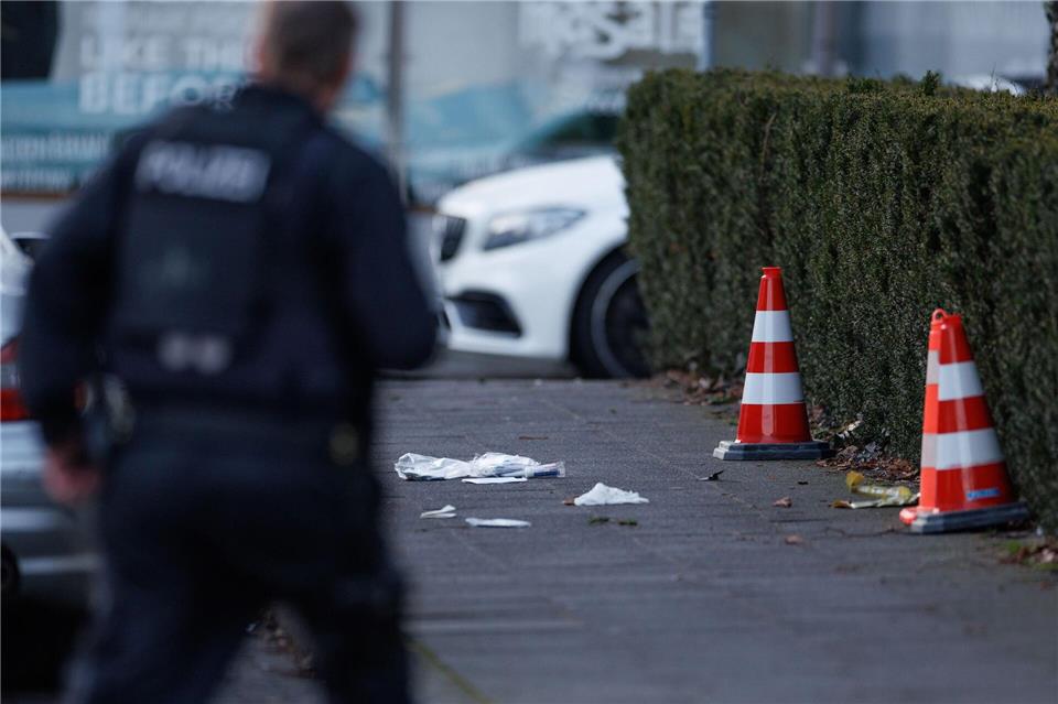 Ein Polizeibeamter stand am Tatort in der Innenstadt. In der Nähe des Landgerichts Bielefeld waren Schüsse gefallen. (Archivbild)Friso Gentsch/dpa