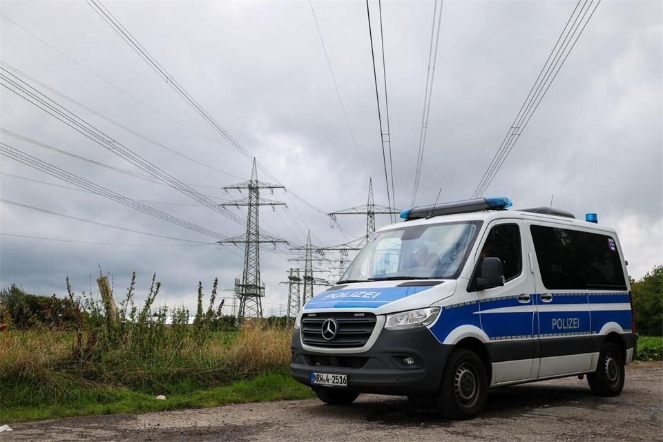 Ein Polizeifahrzeug steht vor dem Kraftwerk Eschweiler an einem Umspannwerk. Christoph Reichwein/dpa