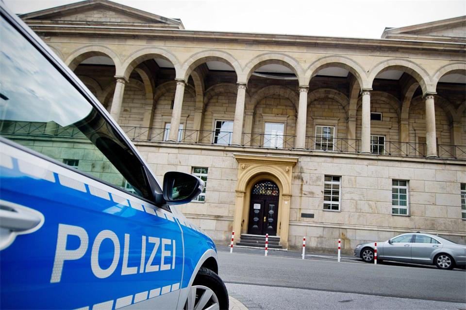 Ein Polizeifahrzeug steht vor dem Landgericht Wuppertal. (Archivbild)Jan-Philipp Strobel/dpa