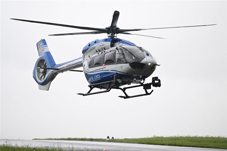 Ein Polizeihubschrauber konnte die 74-Jährige aufspüren. (Symbolbild)Bernd Weißbrod/dpa